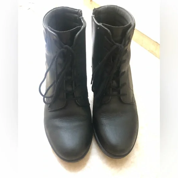 Black leather boots by Clarks - Picture 1 of 8